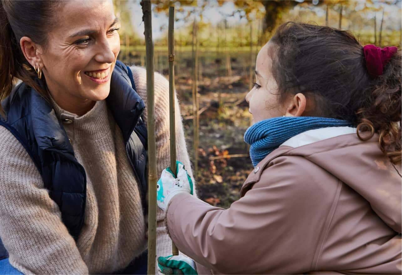 Femme et enfant plantant un arbre