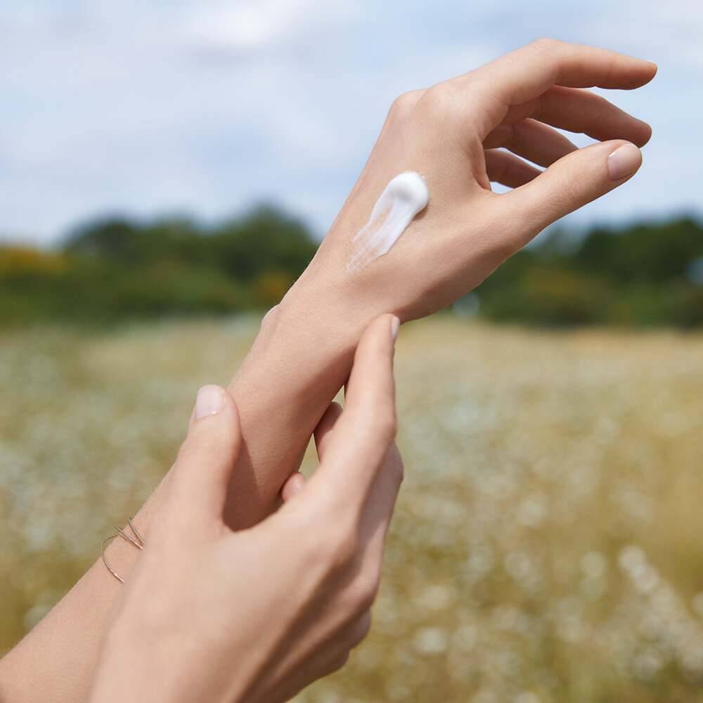 нанесение крема для рук для женщин